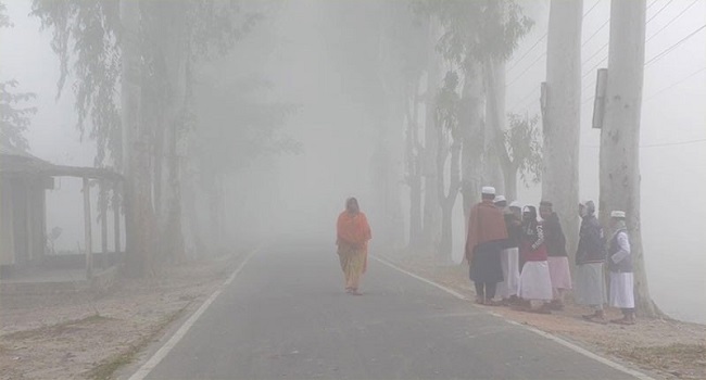 কুড়িগ্রামে ঘন কুয়াশায় ব্যাহত হচ্ছে জনজীবন